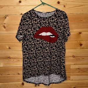 Chic Leopard Print Tee with Bold Red Lips